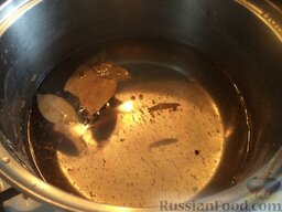 Скумбрия  (и ставрида) соленая: Как приготовить соленую скумбрию:    Рецепт рассола для соленой скумбрии: смешать в кастрюле все ингредиенты, рассол довести до кипения, и чуть-чуть охладить (до температуры около 40 градусов).