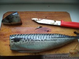 Скумбрия  (и ставрида) соленая: Рыбу помыть. Разделать рыбу, для этого отрезать голову, разрезать брюшко и вычистить тщательно внутренности.