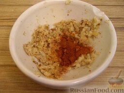 Классическое лобио: Добавить красный молотый перец. Все продукты растолочь до однородной массы. Развести винным уксусом (1 ч. ложка).