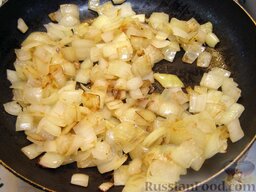 Классическое лобио: На сковороде разогреть растительное масло. На среднем огне, помешивая, пассеровать лук до прозрачного состояния (5-7 минут).