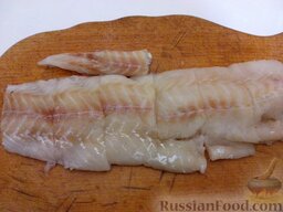 Минтай запеченный: Вымойте, филе рыбы нарежьте кусочками или полосочками толщиной 4-5 см.