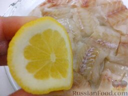 Минтай запеченный: Смажьте форму маслом. Сбрызните лимонным соком и уложите в смазанную маслом форму рыбу.