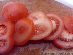 Минтай запеченный: Разогрейте духовку до 200 градусов.    Вымойте помидоры, нарежьте кружочками толщиной 0,5 см.