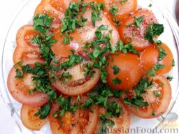 Минтай запеченный: Рыбу с помидорами посолите, поперчите и посыпьте зеленью.