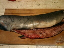 Засолка лососевых (кеты, горбуши): У рыбы надрезать брюшко, удалить внутренности, вынуть жабры (или отрезать голову).