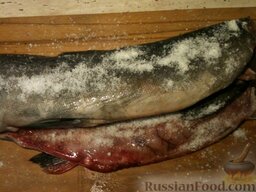 Засолка лососевых (кеты, горбуши): Натереть солью, засыпать немного соли внутрь.