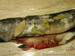 Засолка лососевых (кеты, горбуши): Если же засаливаете одну тушку, нужно уложить рыбу на пленку. Можно положить лавровый лист и перец горошком.
