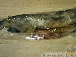 Засолка лососевых (кеты, горбуши): Замотать рыбу в пленку и вынести в холодное место. Оставить на 3-4 дня.