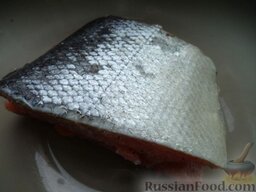 Засолка лососевых (кеты, горбуши): После чего рыбу складывают боковинками мякотью внутрь, формируя как бы целый кусок. Помещают в подходящую посуду (кастрюлю).