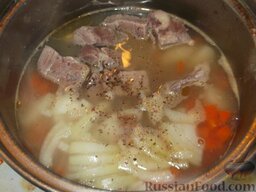 Гречневый суп с мясом: Далее положить в суп кусочки мяса, хорошо промытую гречневую крупу, соль, перец по вкусу. Варить суп гречневый с мясом 10 минут.