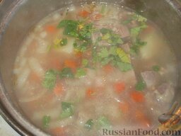Гречневый суп с мясом: Готовый гречневый суп с мясом посыпать рубленой зеленью, снять с огня, оставить на 15-20 минут настояться и подавать к столу.