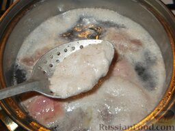 Гречневый суп с мясом: Варить до готовности (30-40 минут), не забывая снимать пену.