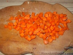 Гречневый суп с мясом: Морковь очистить и нарезать мелкими кубиками.