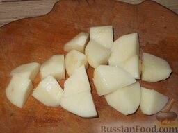 Гречневый суп с мясом: Картофель очистить и нарезать на кусочки.