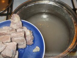 Гречневый суп с мясом: Затем мясо вынуть, бульон процедить и снова поставить на огонь.