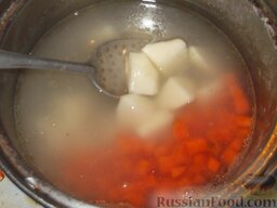 Гречневый суп с мясом: Когда бульон закипит, опустить в него картофель и морковь, варить 10 мин.