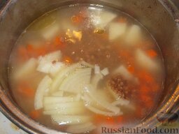 Гречневый суп с мясом: Затем добавить лук и варить до мягкости овощей, примерно 10 минут.