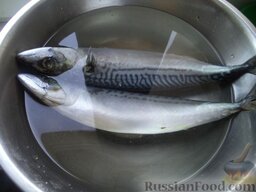 Скумбрия малосольная: Погрузить рыбу на 2—3 мин в слабый рассол (на 1 л холодной воды растворить 50 г соли), вынуть и дать стечь жидкости.