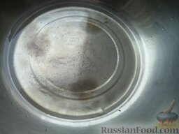 Скумбрия малосольная: Сделать рассол, для этого растворить соль (450 г) в холодной кипяченой воде (2 л).