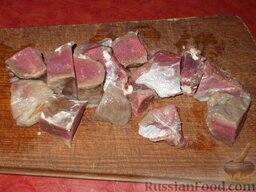 Острый суп-харчо: Мясо вымыть, нарезать крупными кусками (30-50 г).