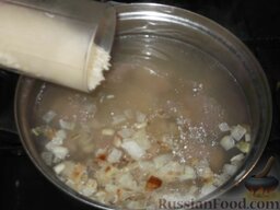 Острый суп-харчо: Рис промыть.  Лук положить в суп вместе с промытым рисом и варить все до готовности крупы (10-15 минут).
