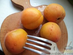 Варенье из абрикосов (1): У крупных плодов удаляют косточку и варят варенье из половинок. Если абрикосы мелкие, их надо сначала наколоть, например, вилкой.