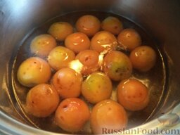 Варенье из абрикосов (1): Греют воду в кастрюле до 85-90 градусов. Опустить абрикосы, а затем бланшировать 2 минуты.