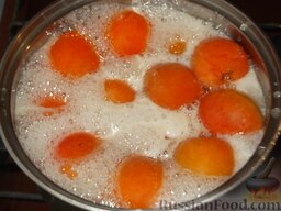 Варенье из абрикосов (2): Вскипятить, варить 5 минут. Отставить на 8-10 часов.   Повторить еще два раза.