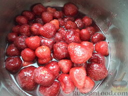 «Пятиминутка» из клубники: Подготовленные ягоды положить в сироп и оставить на 10-12 часов.