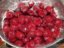 Варенье «Пятиминутка» из вишни: Выложить ягоды в горячий сироп и довести до кипения, но не кипятить. На медленном огне продержать 5 минут.
