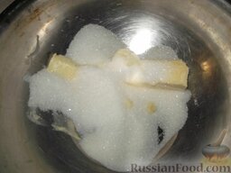 Нежный пирог со сливами: Взбить масло с сахаром и ванильным сахаром до пышной массы.