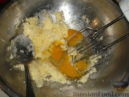 Нежный пирог со сливами: Добавить яйца по одному.