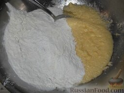 Нежный пирог со сливами: Понемногу (столовой ложкой) добавлять сухую смесь в масляно-яичную массу.