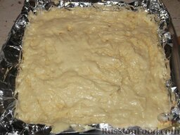 Нежный пирог со сливами: Поверх слив выложить тесто, разровнять.  Выпекать пирог в духовке, на среднем уровне, примерно 30 минут.
