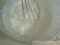 Сдобный клубничный пирог: Взбить сливки и оставшийся сахар в крутую пену.