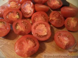 Дольки помидоров в желатиновой заливке: Помидоры вымыть, обтереть насухо и порезать на 2-4 части.