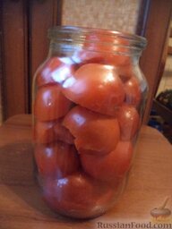 Дольки помидоров в желатиновой заливке: Уложить в стерилизованные банки.