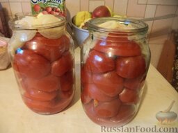 Дольки помидоров в желатиновой заливке: Положить лук и чес­нок сверху помидоров.