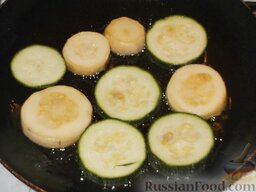 Консервированные жареные кабачки: На сковороде разогреть 2 ст. ложки растительного масла. Выложить кабачки, обжарить в растительном масле на среднем огне до золотистого цвета (3-5 минут).