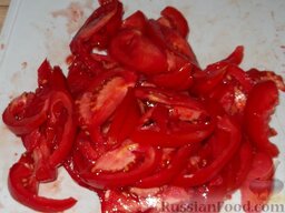 Лечо с чесноком: Половину помидоров наре­зать тонкими дольками.