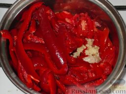 Лечо с чесноком: Перец смешать с нарезанными помидорами. Добавить из­мельченный чеснок и варить 10-15 минут.