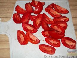 Лечо с чесноком: Оставшиеся помидоры нарезать крупно (на 6-8 частей).