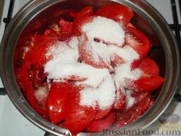 Лечо с чесноком: В лечо добавить крупно нарезанные остальные помидоры, соль и сахар и варить лечо с чесноком еще 30 минут при постоянном помешивании.