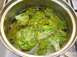 Цветная капуста и брокколи, запеченные под сли­вочным соусом: Вскипятить 1 л воды. Добавить 0,5 ч. ложки соли. Опустить в кипяток брокколи. Бланшировать 2-3 минуты.