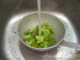Цветная капуста и брокколи, запеченные под сли­вочным соусом: Затем переложить в дуршлаг и сполоснуть ледяной водой.