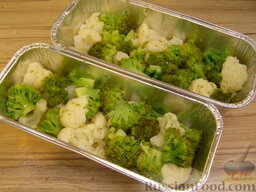 Цветная капуста и брокколи, запеченные под сли­вочным соусом: Вы­ложить в форму для запекания.