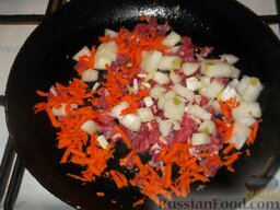 Ленивые голубцы: На сковороде растопить половину сливочного масла. Выложить мясо, лук и морковь. Перемешать.