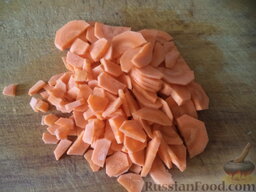 Соленая капуста: Морковь помойте, очистите, нарежьте дольками.
