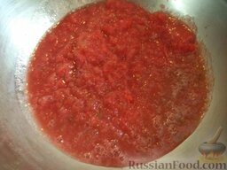 Кетчуп «Острый»: Помидоры прокрутите через мясорубку. Сок помидоров вылейте в таз или кастрюлю.