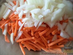 Фасоль стручковая в томате с овощами: Лук и морковь почистить, помыть. Лук нашинковать кубиками, морковь тонкой соломкой.